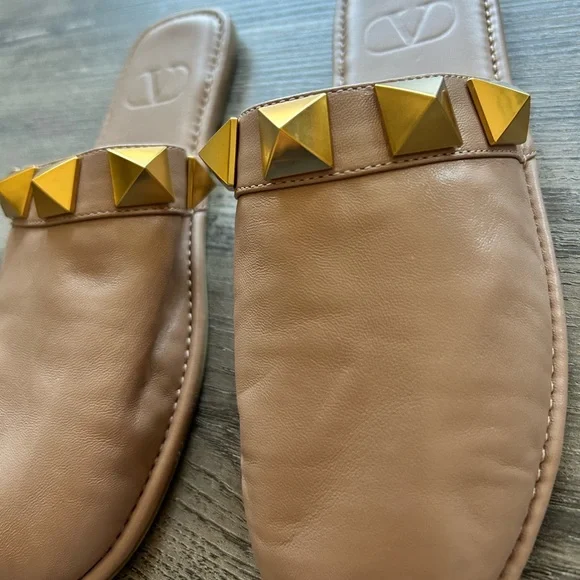 💛SOLD 💛VALENTINO GARAVANI Calfskin Roman Stud Flat Slippers - Picture 6 of 13